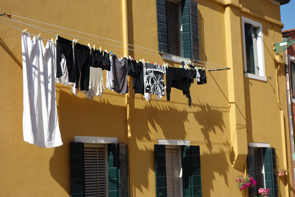 Golden laundry -Burano 02057