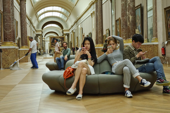 Ironic Texting at Le Louvre 00606